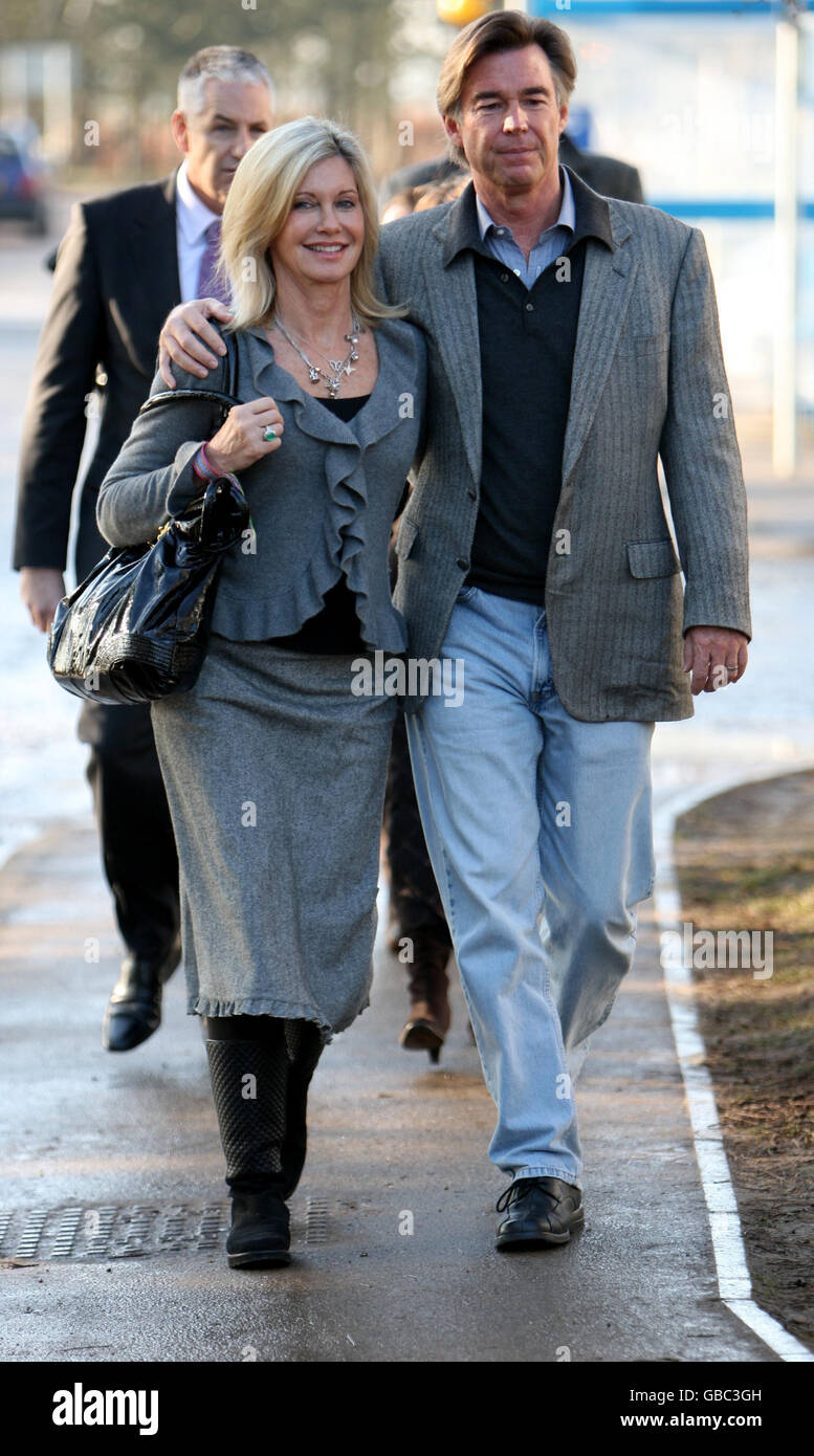 Olivia Newton-John et son mari John Easterling lors d'une visite au département d'oncologie de l'hôpital d'Addembrooke à Cambridge, Cambridgeshire. Banque D'Images