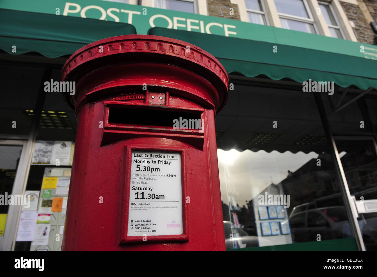 Partie-privatisation du Royal Mail. Une boîte postale Royal Mail à l'extérieur d'un bureau de poste à Bristol. Banque D'Images