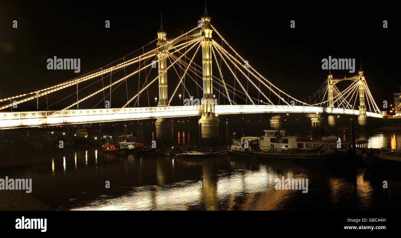 Le pont Albert, ouvert en décembre 1872, traverse la Tamise de Chelsea, au nord, à Battersea, au sud de Londres. Banque D'Images