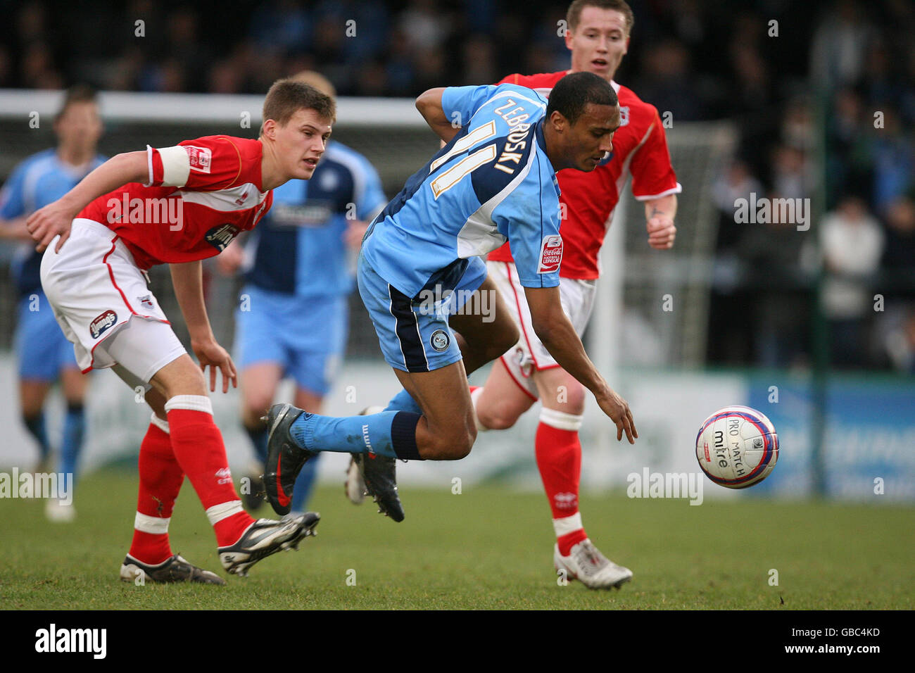 Chris Zebroski de Wycombe en action avec Ryan Bennett de Grimsby lors du match de la Coca-Cola football League Two à Adams Park, High Wycombe. Banque D'Images