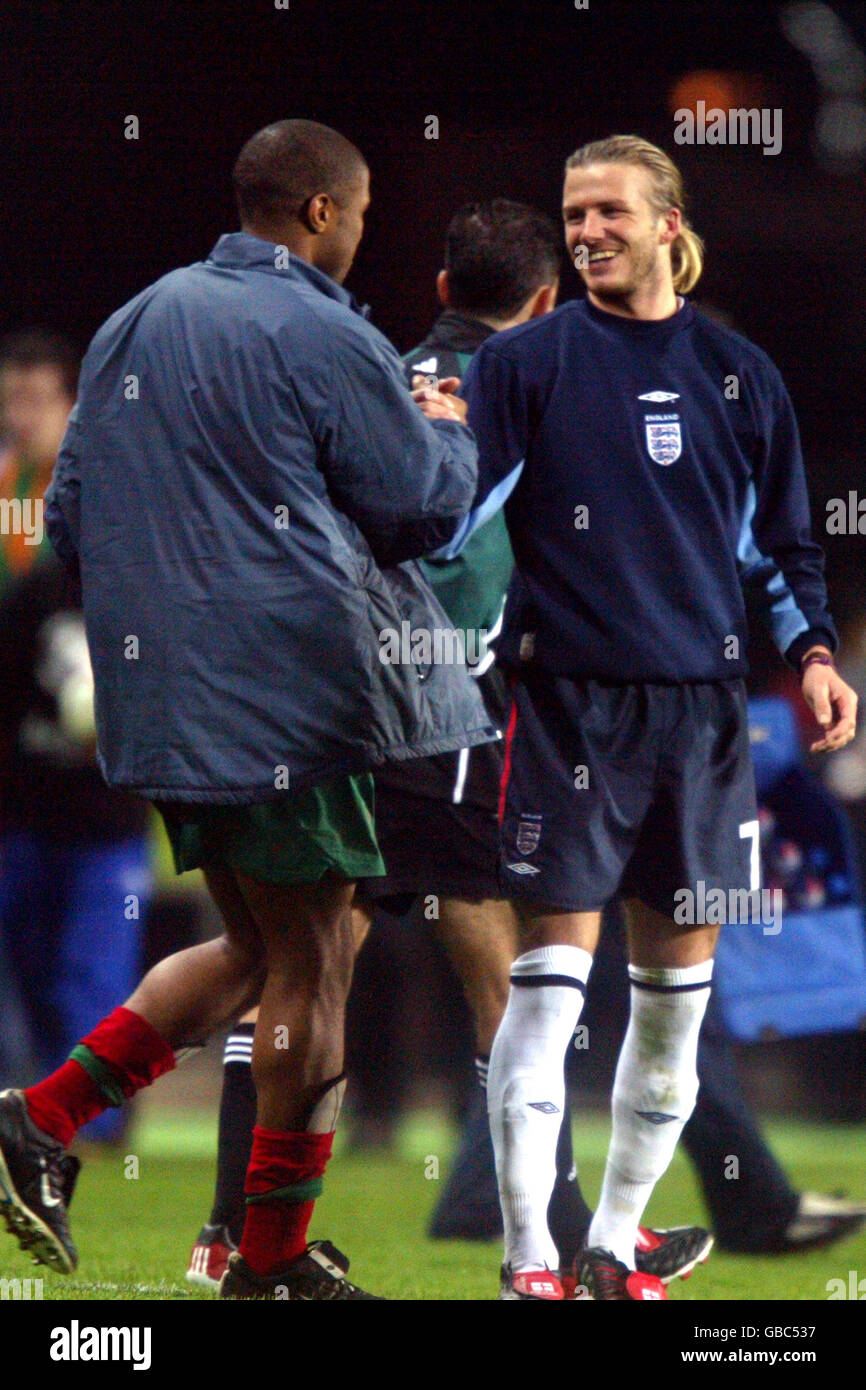 Football - International friendly - Portugal / Angleterre.Le portugais Jorge Andrade (l) se serre la main avec le britannique David Beckham Banque D'Images