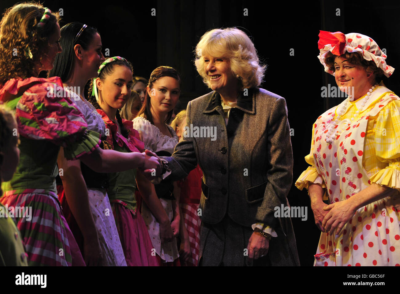 La duchesse de Cornwall parle avec des jeunes membres de l'École de danse Dorothy Coleborn, qui apparaissent également dans le pantomime Jack et le Beanstalk, lors d'une visite au Théâtre Royal à Bath. Banque D'Images