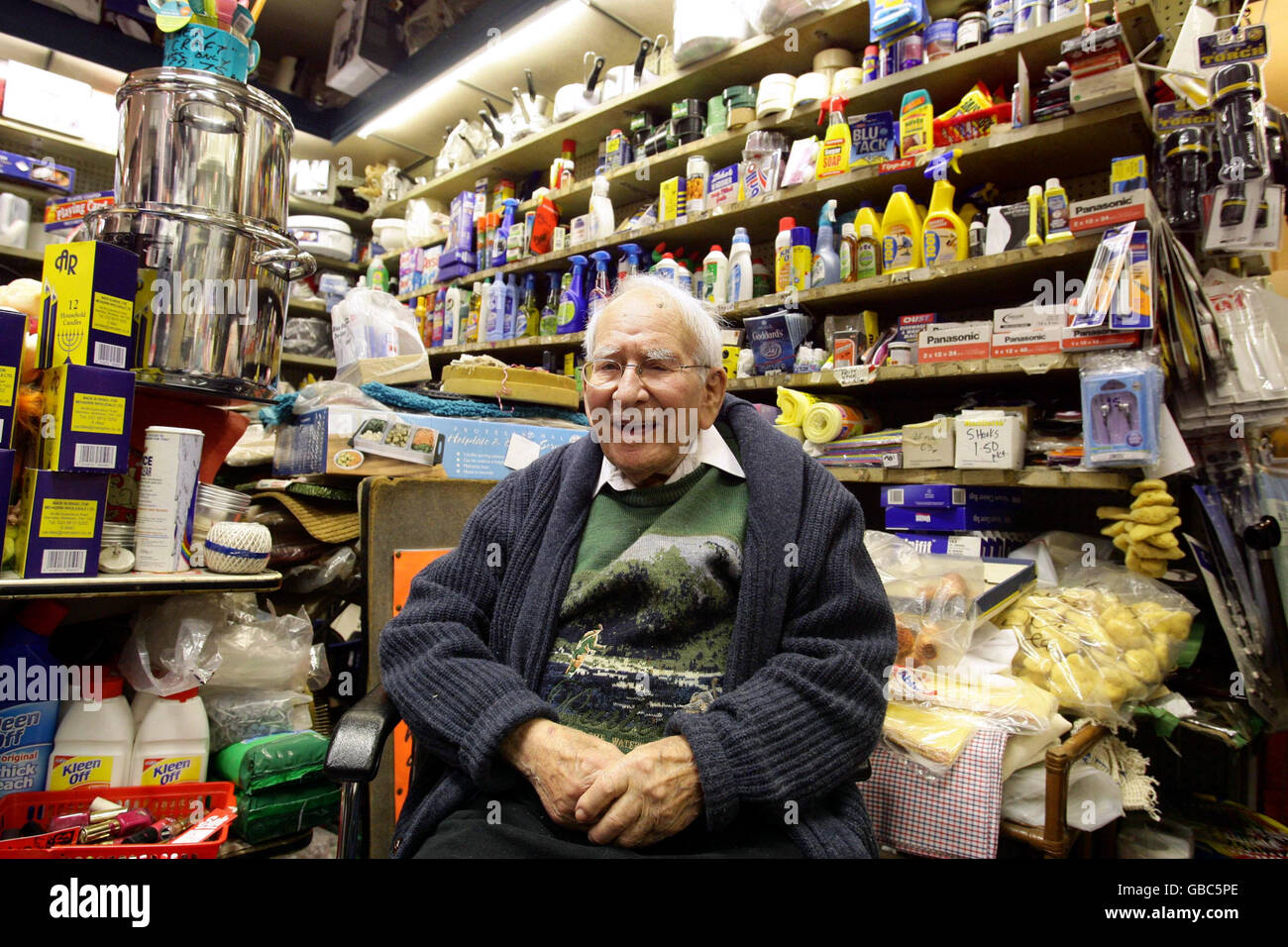 Jack Yaffe, un commerçant de 100 ans, dans son magasin d'articles ménagers de Prestwich, dans le Grand Manchester, qu'il a dirigé pendant 75 ans. Banque D'Images