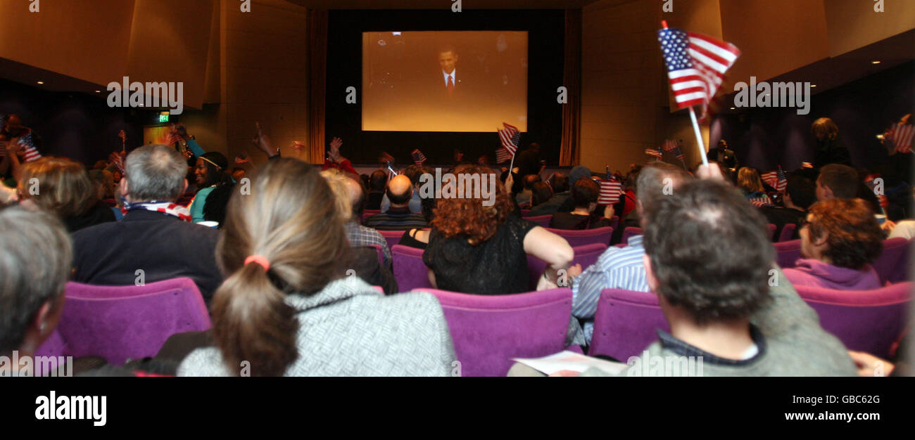 Les gens regardent l'inauguration d'Obama au Tricycle Cinema à Kilburn, Londres. Banque D'Images