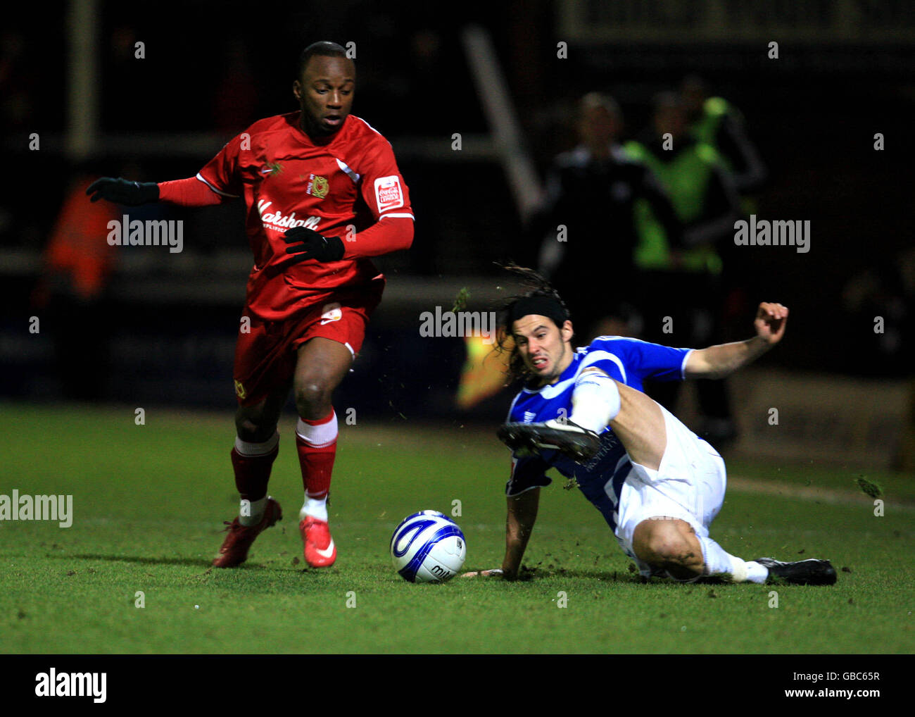 Football - Coca-Cola football League One - Peterborough United / Milton Keynes dons - London Road Ground.George Boyd de Peterborough United s'attaque à Jemal Johnson de Milton Keynes Banque D'Images