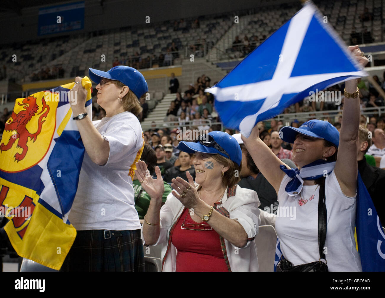 Les fans d'Andy Murray célèbrent sa victoire contre Jurgen Melzer en Autriche lors de l'Open d'Australie 2009 à Melbourne Park, Melbourne, Australie. APPUYEZ SUR ASSOCIATION photo. Date de la photo: Samedi 24 janvier 2009. Voir PA Story TENNIS australien. Le crédit photo devrait indiquer : PA Wire. RESTRICTIONS : l'utilisation est soumise à des restrictions. Utilisation commerciale uniquement avec l'autorisation de tennis Australia. Ne pas utiliser pour simuler des images ou des films en mouvement. Banque D'Images