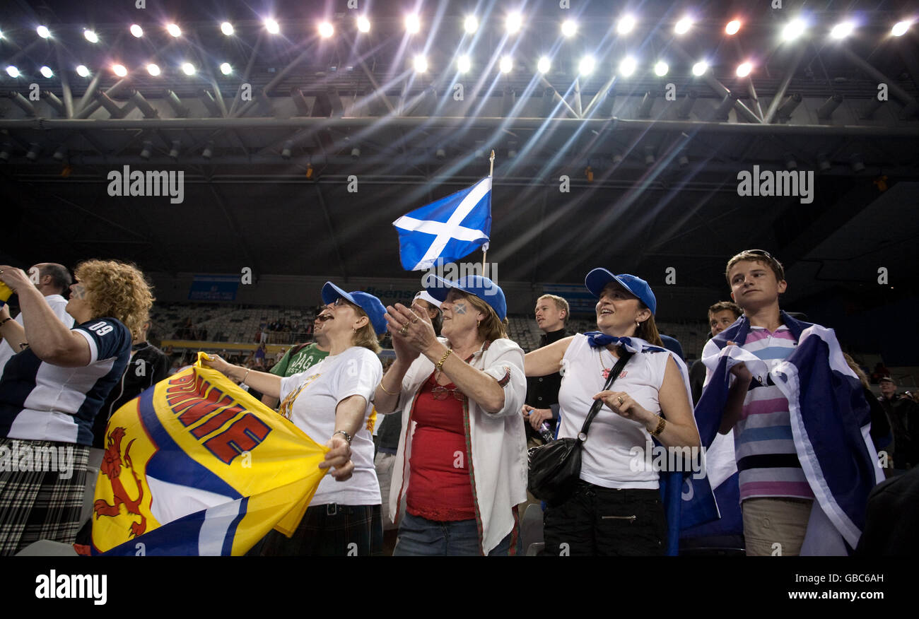 Les fans d'Andy Murray célèbrent sa victoire contre Jurgen Melzer en Autriche lors de l'Open d'Australie 2009 à Melbourne Park, Melbourne, Australie. APPUYEZ SUR ASSOCIATION photo. Date de la photo: Samedi 24 janvier 2009. Voir PA Story TENNIS australien. Le crédit photo devrait indiquer : PA Wire. RESTRICTIONS : l'utilisation est soumise à des restrictions. Utilisation commerciale uniquement avec l'autorisation de tennis Australia. Ne pas utiliser pour simuler des images ou des films en mouvement. Banque D'Images