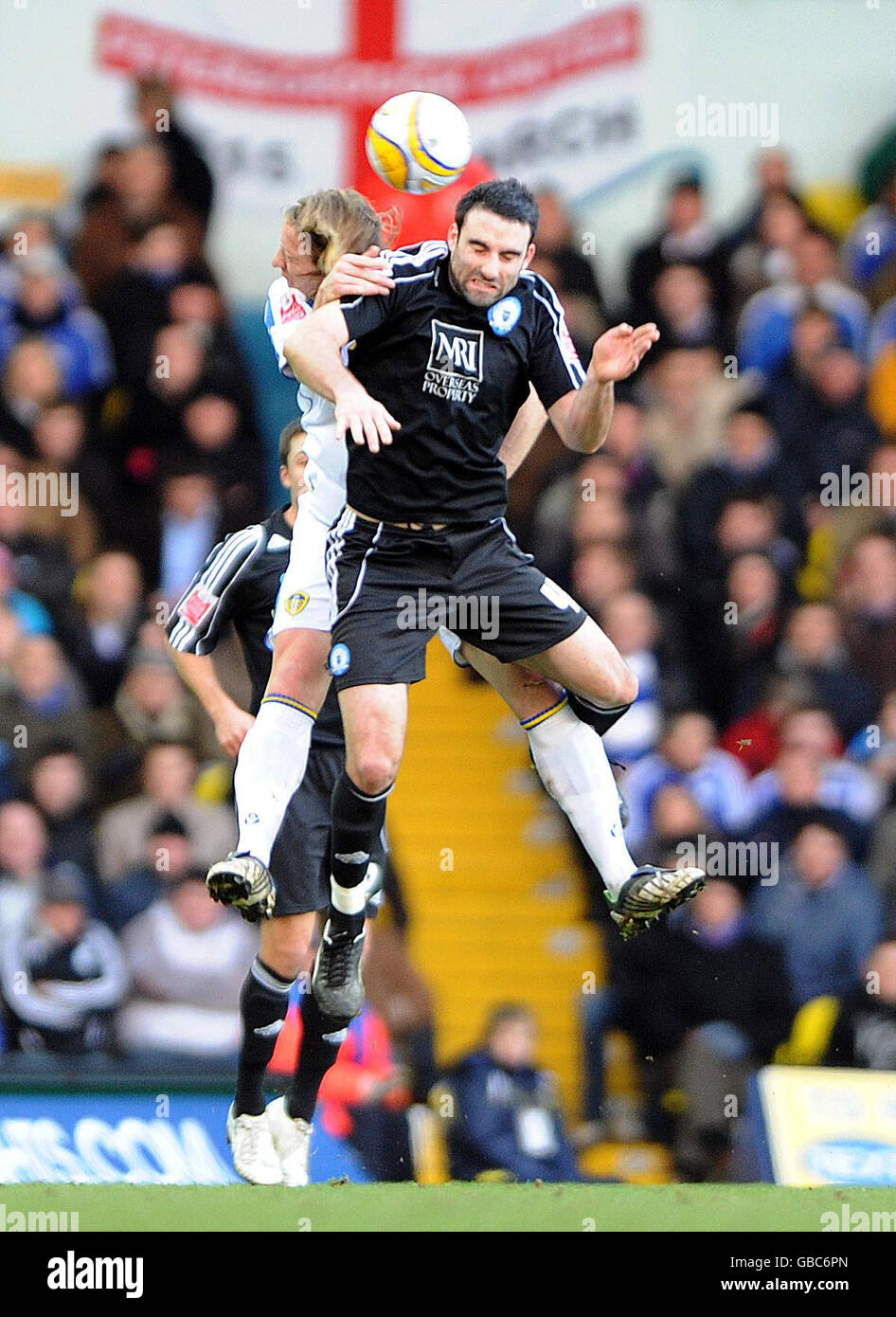 Luciano Becchio, de Leeds United, et Craig Morgan, de Peterborough United, se battent pour le ballon lors du match de la Coca-Cola League One à Elland Road, Leeds. Banque D'Images