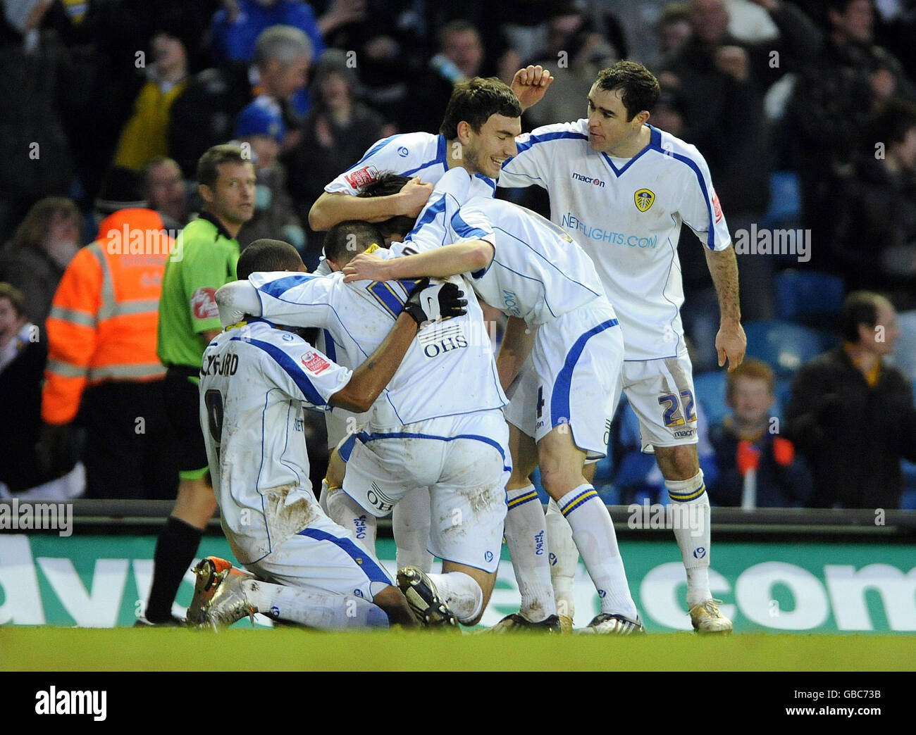 Les joueurs de Leeds United ont mob Jonathan Howson après avoir marqué leur troisième but lors du match de la Coca-Cola League One à Elland Road, Leeds. Banque D'Images