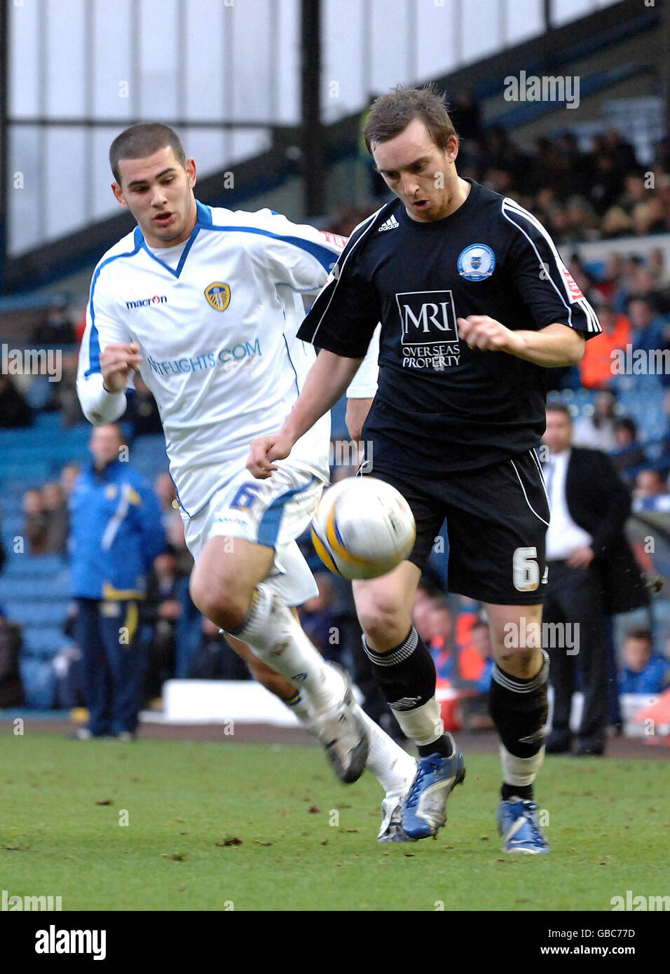 Bradley Johnson, de Leeds United, et Charlie Lee, de Peterborough United, se battent pour le ballon lors du match Coca-Cola League One à Elland Road, Leeds. Banque D'Images