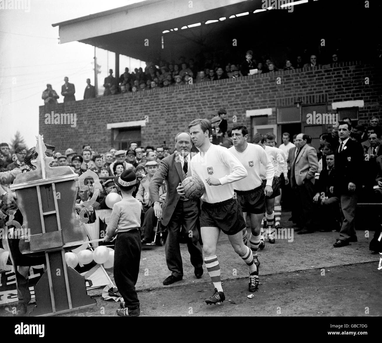 Nobby Lawton, capitaine de Preston North End, dirige son équipe Banque D'Images