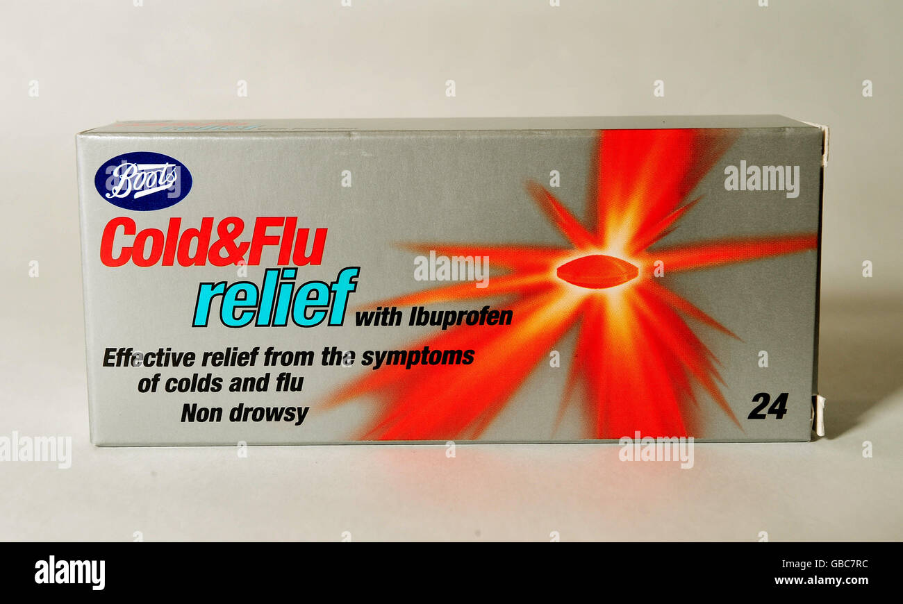 Une boîte de 24 comprimés pour aider à soulager le froid et la grippe, disponible auprès de la chaîne de pharmacies Boots. Banque D'Images