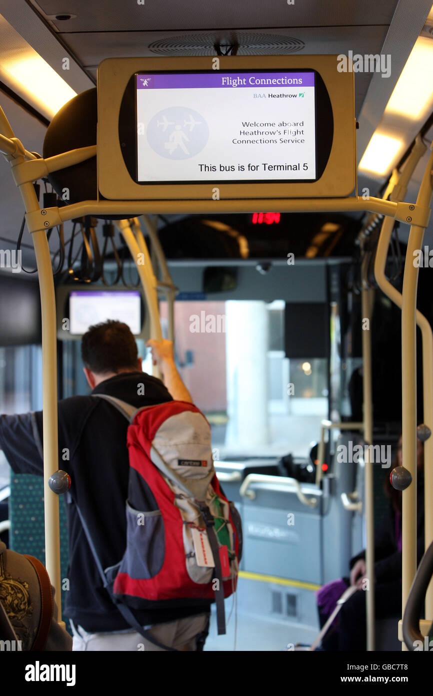 Photo générique d'un passager sur un bus Flight Connections à l'aéroport de Heathrow. Banque D'Images