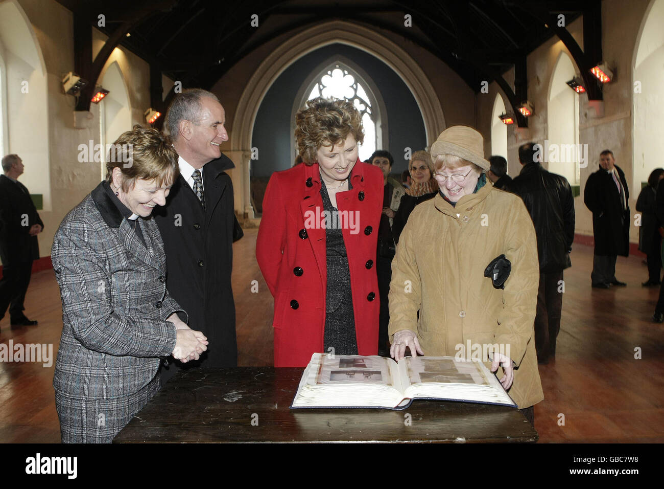 Le révérend Edith Quirey (à gauche) et Agnes Young (à droite) avec la présidente irlandaise Mary McAleese et son mari Martin lors d'une visite dans un groupe intercommunautaire de la région de Shankhill, dans la ville, où elle a rencontré des représentants du centre de sensibilisation Open Hands. Banque D'Images