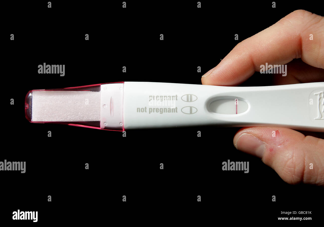 Un test de grossesse à domicile, et ses instructions Photo Stock - Alamy