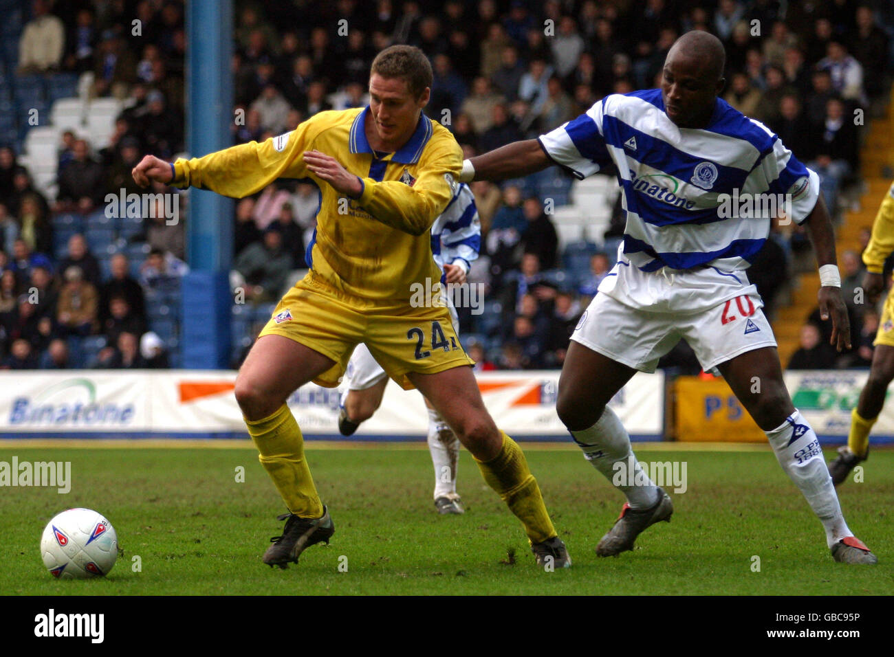 Chris Killen (l) d'Oldham Athletic protège le ballon du Queens Arthur Gnohere des Rangers du parc Banque D'Images