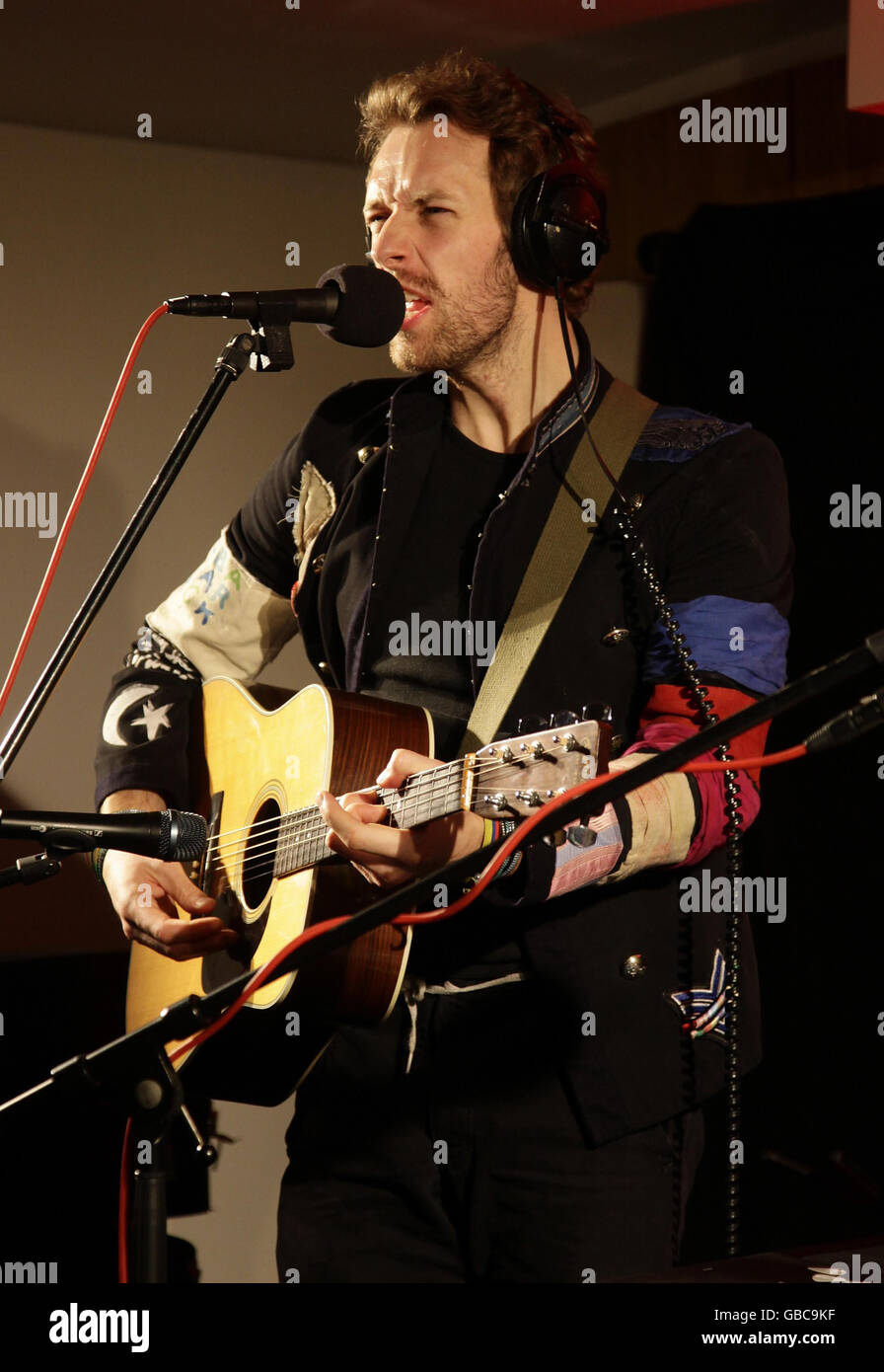Chris Martin de Coldplay lors d'une vérification sonore avant son concert XFM Live session, à Capital radio à Leicester Square, dans le centre de Londres. Banque D'Images