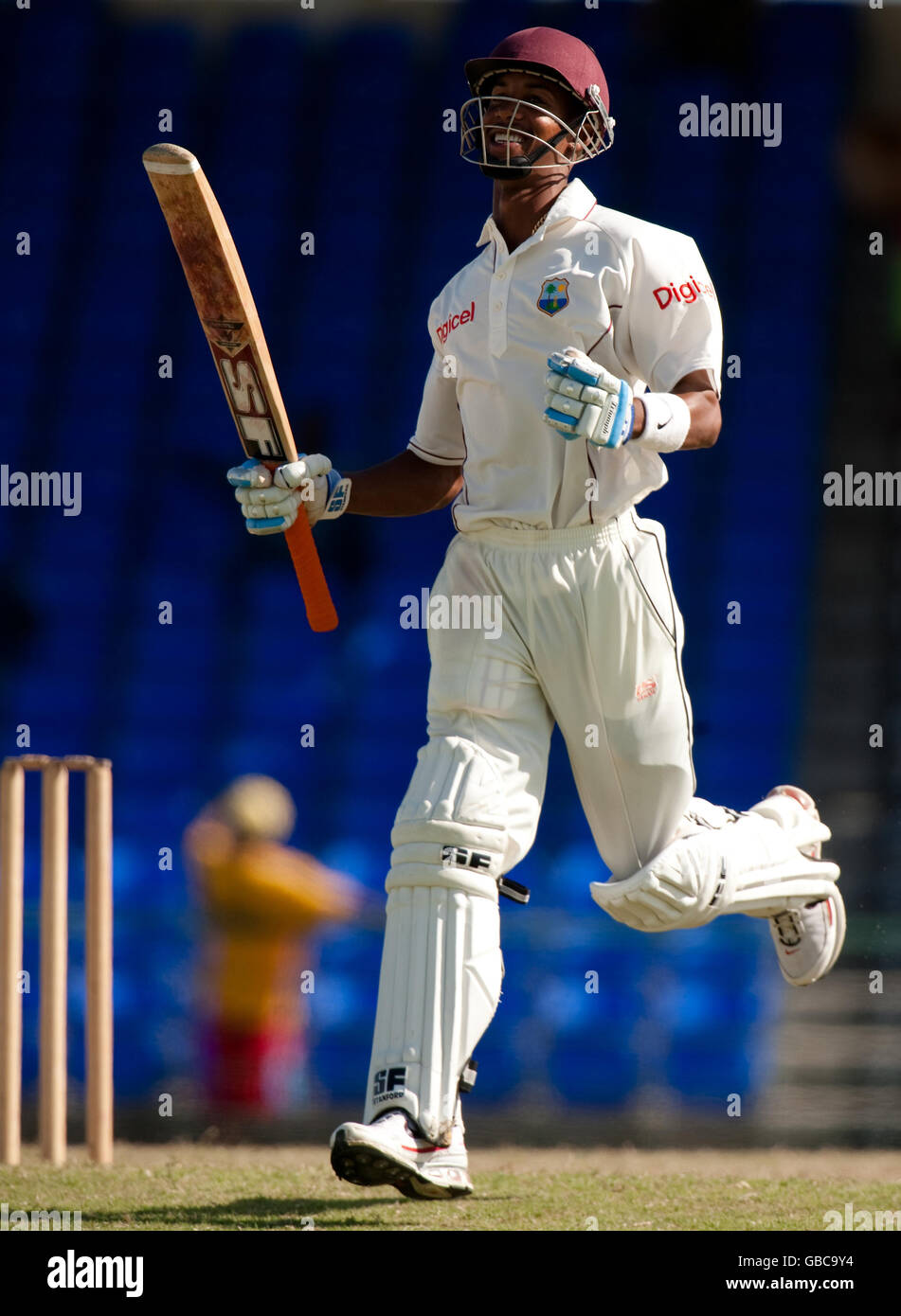 Lendl Simmons des Indes occidentales CÉLÈBRE son siècle lors du match international de tournée au Warren Park Cricket Ground, St Kitts. Banque D'Images