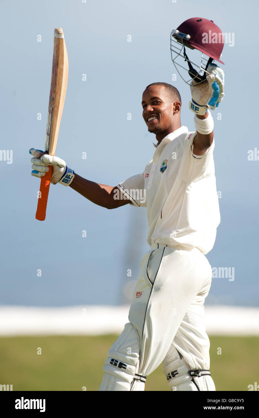 Cricket - International Tour Match - West Indies A v England - Day One - Warren Park Cricket Ground - St Kitts.Lendl Simmons des Indes occidentales Célèbre son siècle lors du match international de tournée au Warren Park Cricket Ground, St Kitts. Banque D'Images