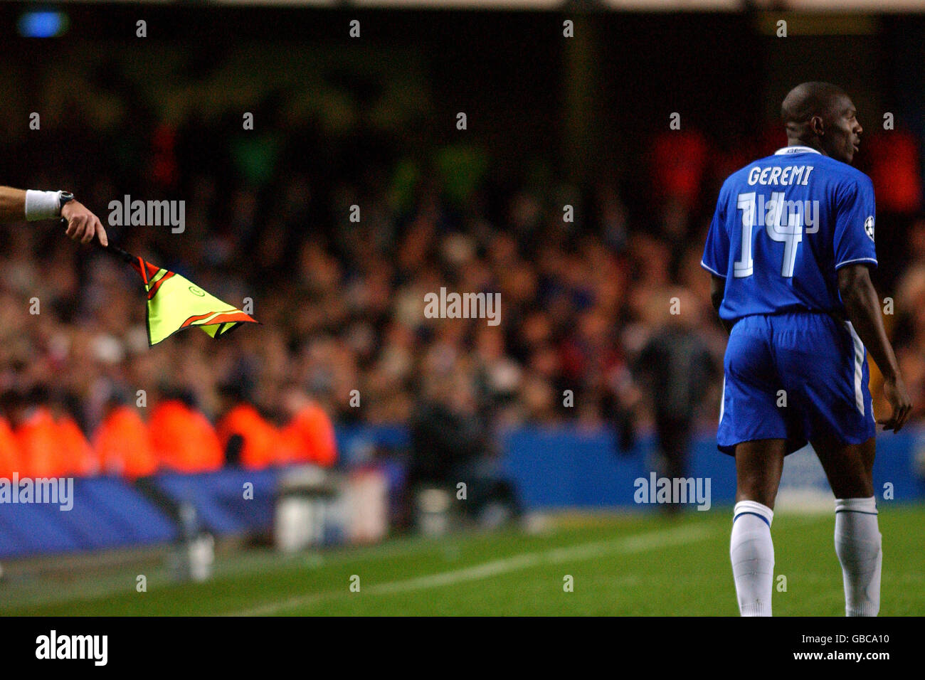 Football - Ligue des champions de l'UEFA - deuxième tour - deuxième étape - Chelsea / VFB Stuttgart.Le Geremi de Chelsea est marqué à l'extérieur Banque D'Images