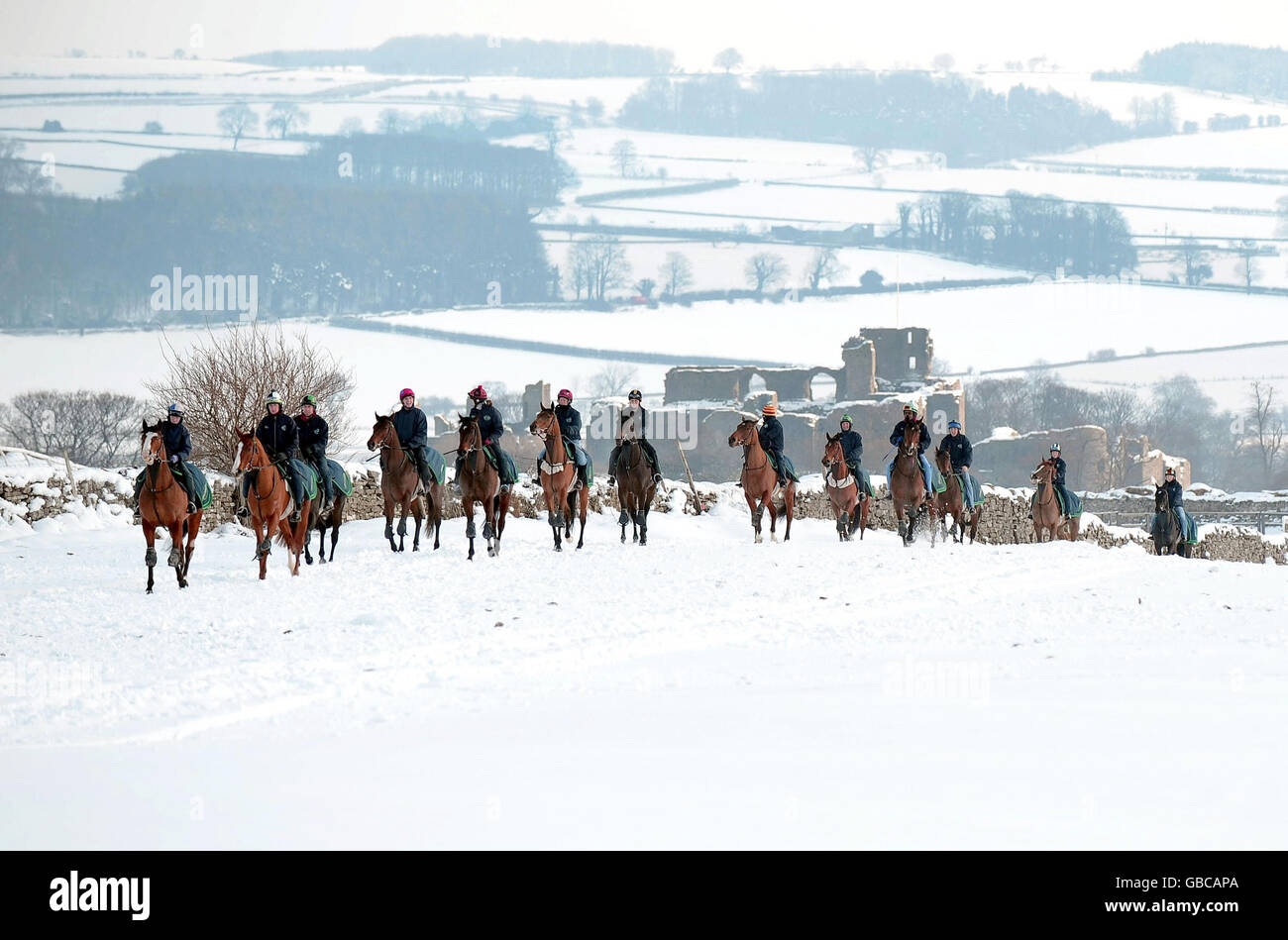Les courses de gazon étant de nouveau abandonnées au Royaume-Uni en raison de chutes de neige abondantes, les galops de Middleham, dans le North Yorkshire, étaient occupés par des chevaux de course qui s'exerçaient dans de la neige profonde. Banque D'Images