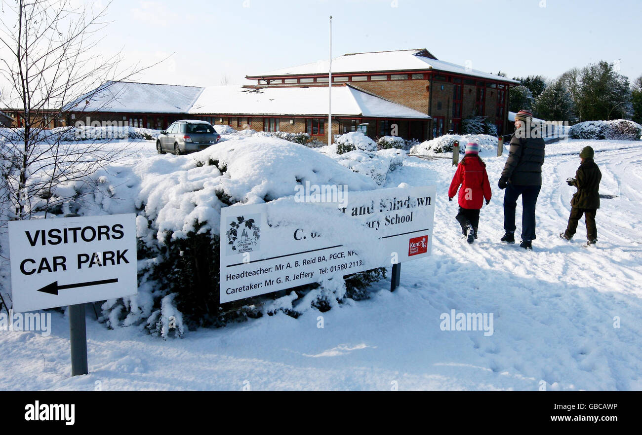 Une promenade en famille à côté de l'école fermée de Goudhurst et de Kilndown à Goudhurst, dans le Kent, alors que les écoles restent fermées aujourd'hui après que la neige a balayé le pays hier. Banque D'Images