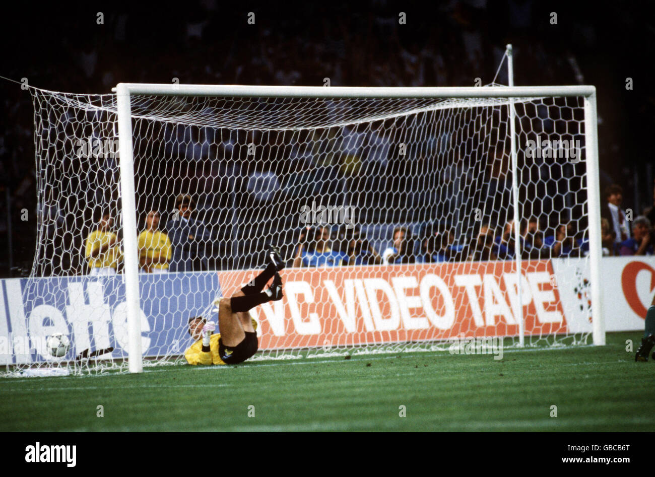 Le gardien de but de l'Angleterre Peter Shilton regarde le ballon comme il roule dans le filet après avoir été battu par un coup franc dévié pour l'objectif d'ouverture Banque D'Images