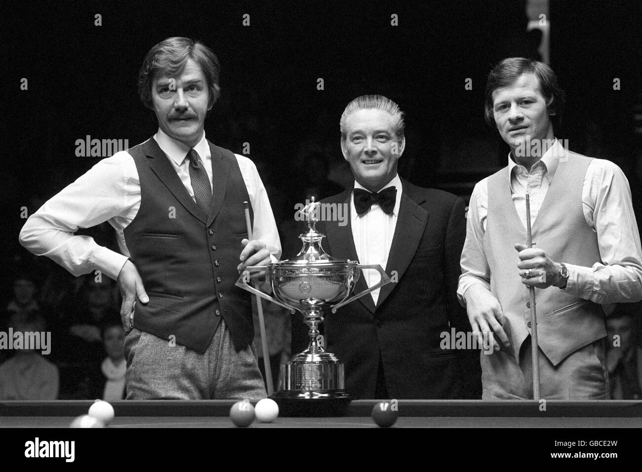Aux finales du Championnat du monde de Snooker, posant avec le trophée sont le champion canadien Cliff Thorburn (à gauche) et Alex Higgins (à droite) flanquant l'arbitre John Street. Banque D'Images