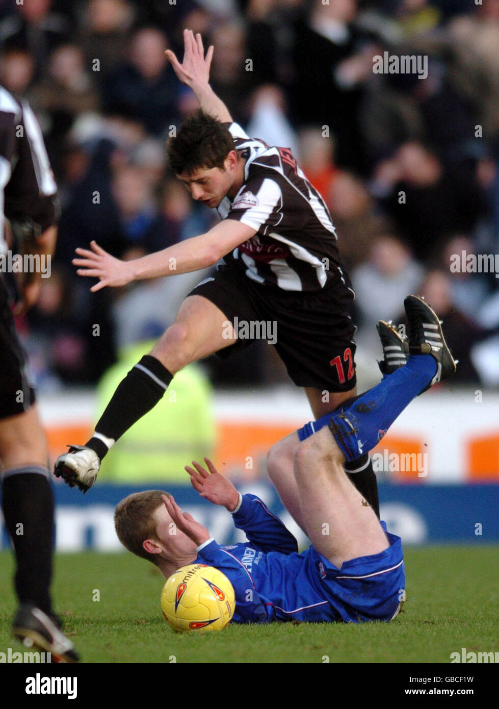 Soccer - Nationwide League Division Two - Oldham Athletic / Grimsby Town.Danny Boshell d'Oldham Athletic lutte pour la possession du ballon avec Stuart Campbell de Grimsby Town Banque D'Images