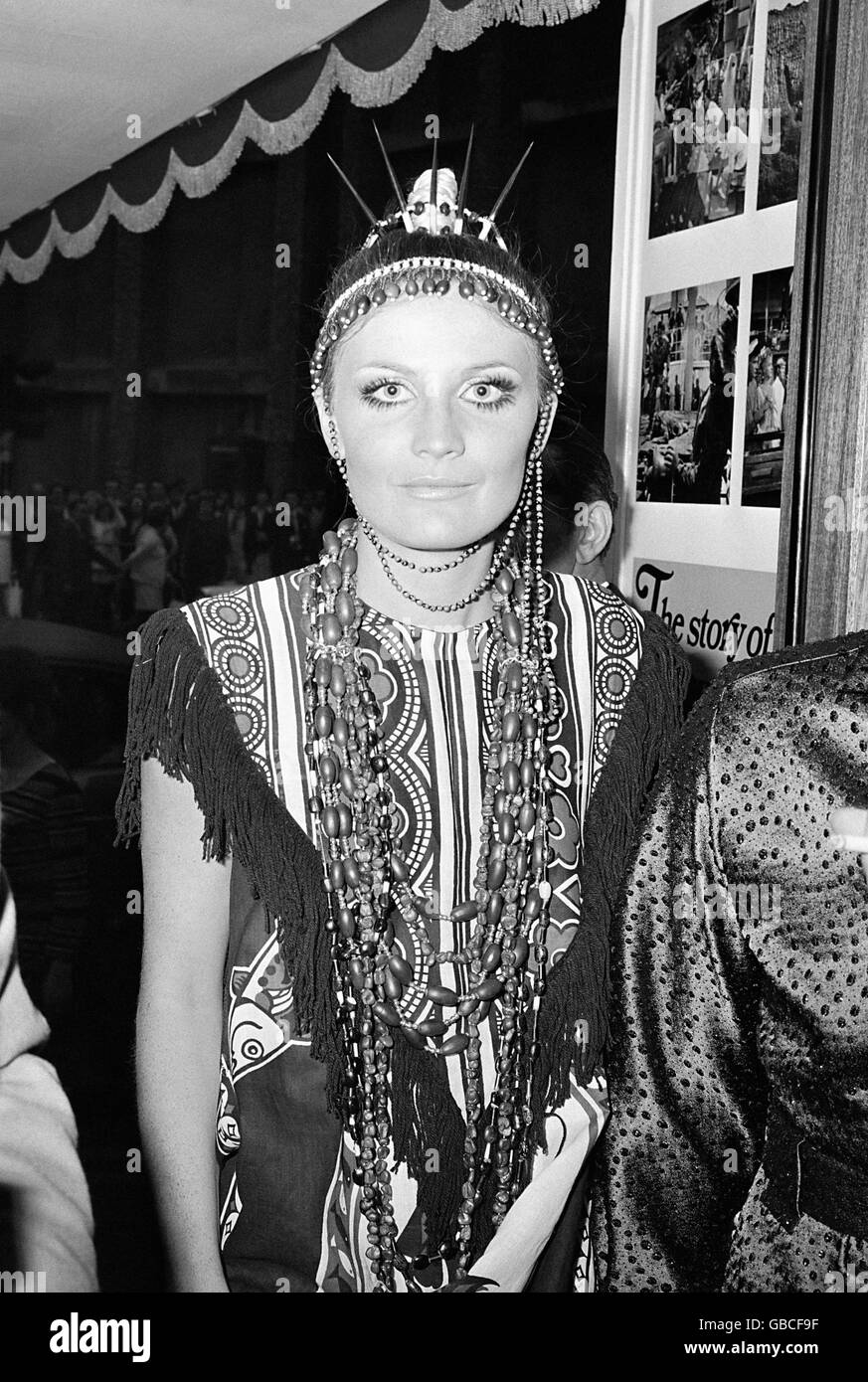 La chanteuse Sandie Shaw est photographiée dans une tenue javanaise multicolore lorsqu'elle a assisté à la première de gala au Astoria Cinerama Theatre à Londres. Banque D'Images