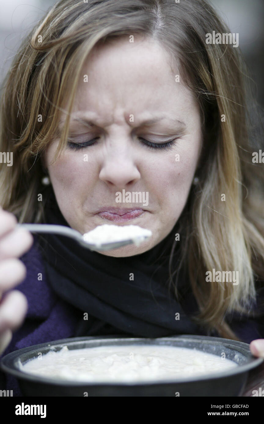 Sheena Elliot essaie le boulot victorien qui était offert aux passants à Burlington House sur Piccadilly, Londres aujourd'hui dans le cadre du thème de la nourriture de la Royal Society of Chemistry en 2009. Banque D'Images