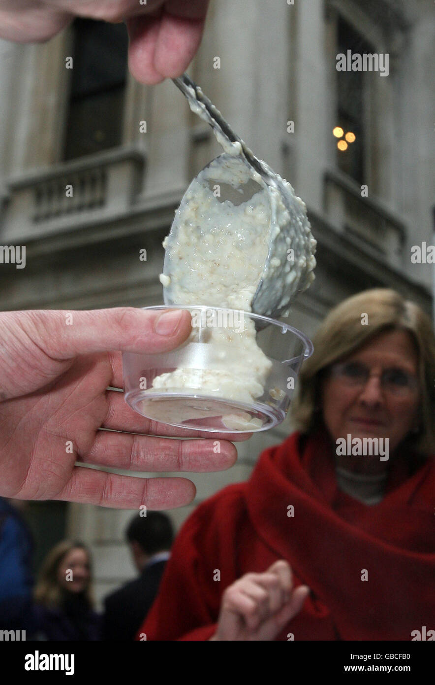 Les membres du public sont servis au bouillie de la maison de travail victorienne à Burlington House sur Piccadilly, Londres, dans le cadre du thème de la nourriture de la Royal Society of Chemistry en 2009. Banque D'Images