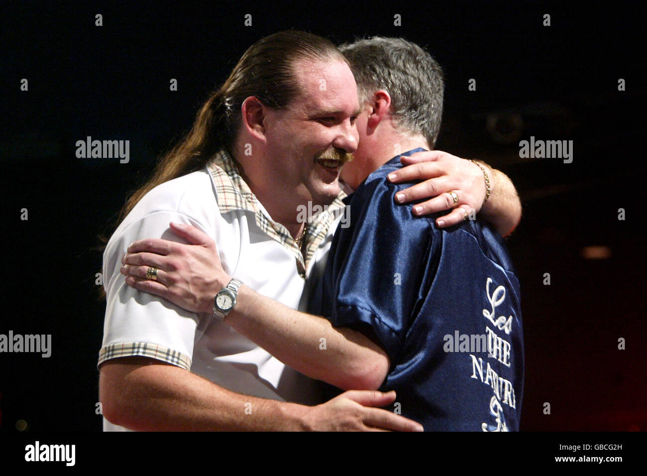 Fléchettes - Championnat du monde de Ladbrokes 2004.Dennis Smith (l) est félicité par son adversaire les Fitton (r) après avoir remporté le match Banque D'Images