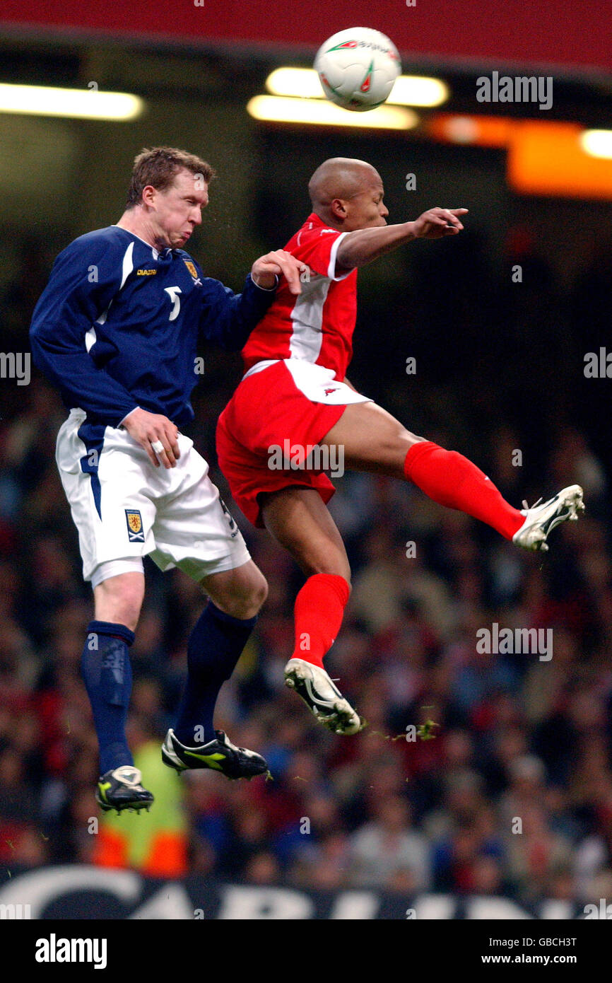 Robert Earnshaw (r) du pays de Galles et Steven Caldwell (l) de l'Écosse sautent pour la barre de coupe Banque D'Images