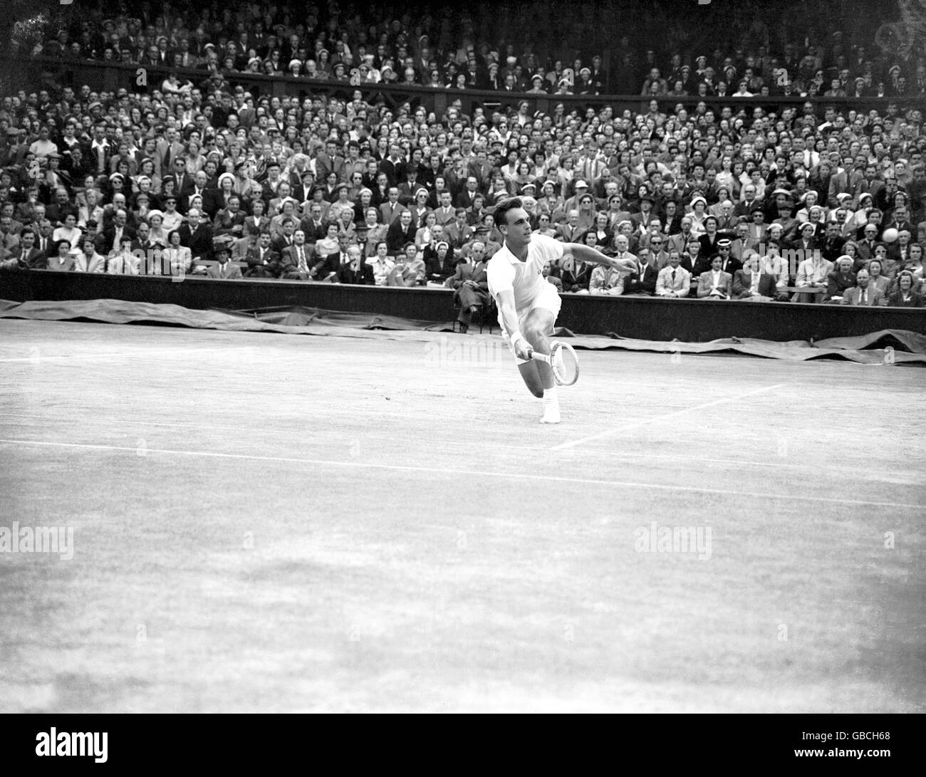 Tennis - Championnats de Wimbledon - les célibataires pour hommes - finale - Kurt Nielsen / Vic Seixas. Vic Seixas en action en finale Banque D'Images