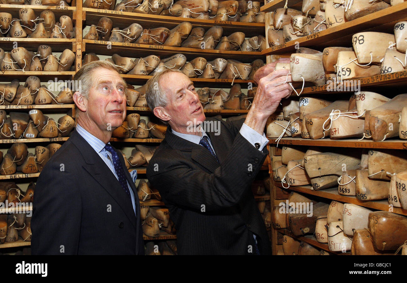 Le Prince de Galles (à gauche) est présenté des bois de la durée par le cobbler John Lobb lors d'une visite à son atelier dans le centre de Londres. Banque D'Images