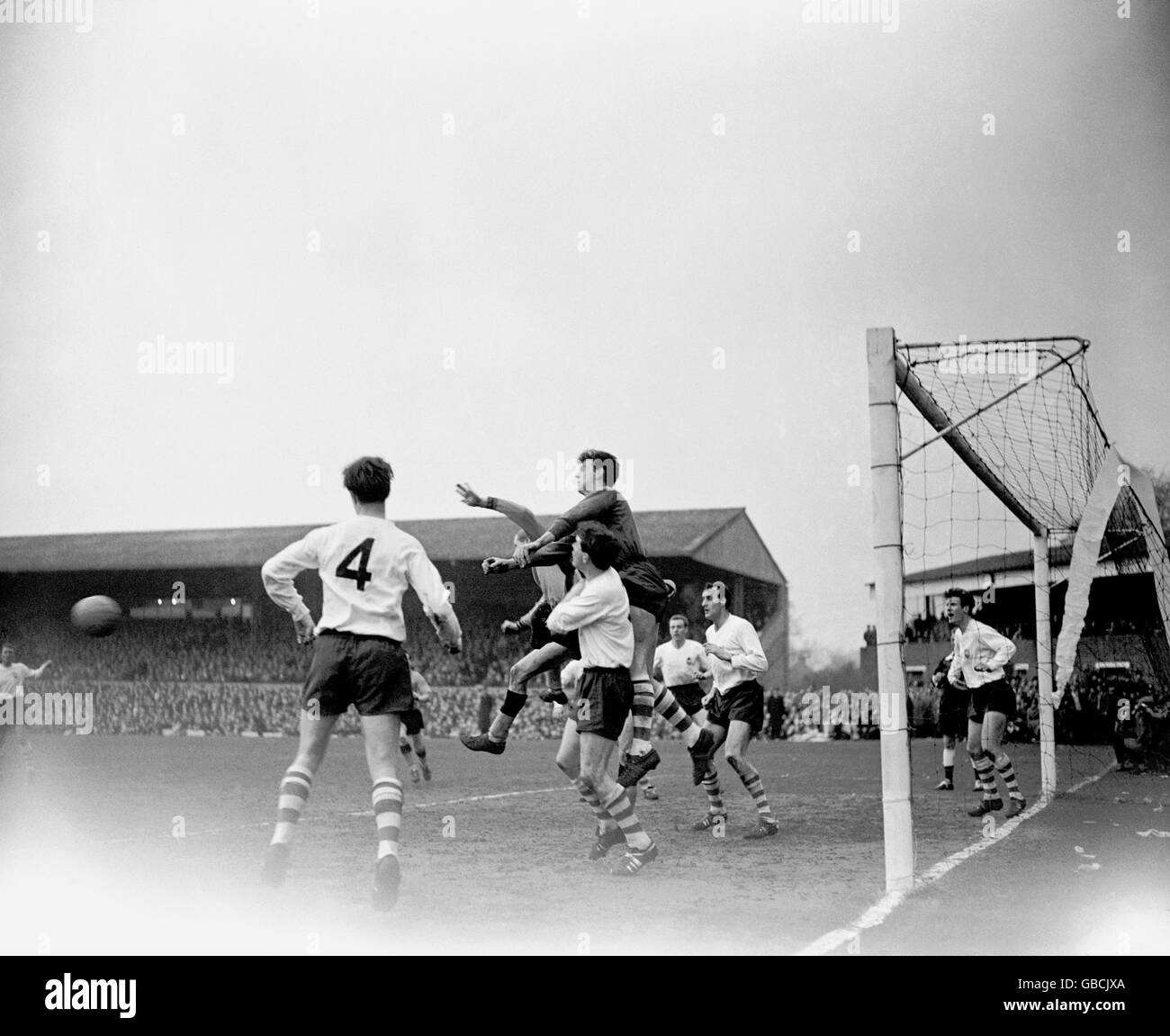 Alan Kelly, gardien de but de Preston North End (c), pointe clairement Banque D'Images