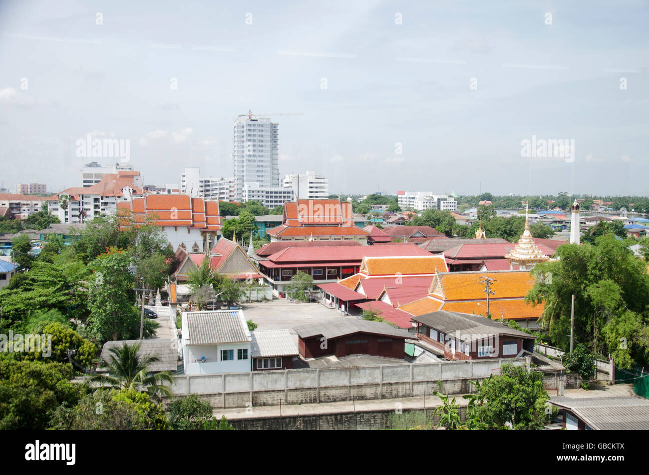 Vue de la ville de Nonthaburi ligne violette MRT station du skytrain en marche rendez-vous sur Bangkok le 20 juin 2016 dans la province de Nonthaburi, Thaïlande Banque D'Images