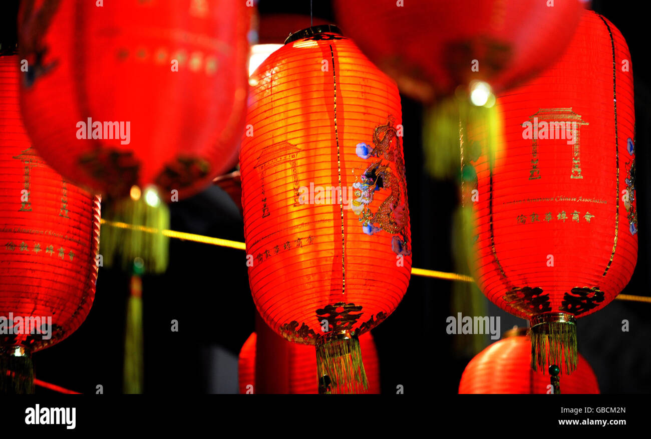 Des lanternes sont exposées pour célébrer le nouvel an chinois à China Town, Londres. Banque D'Images