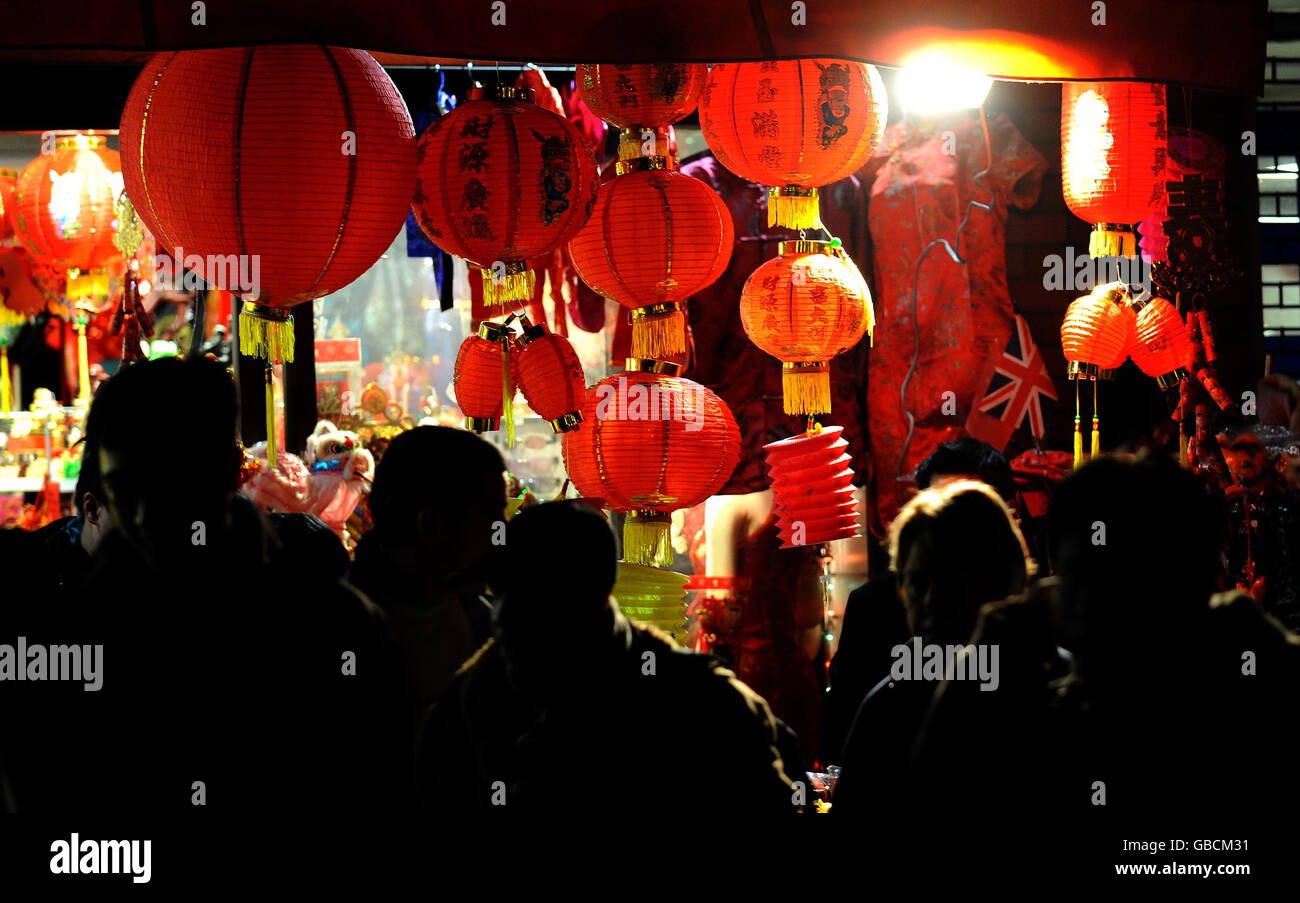 Les visiteurs regardent les lanternes exposées pour célébrer le nouvel an chinois à China Town, Londres. Banque D'Images