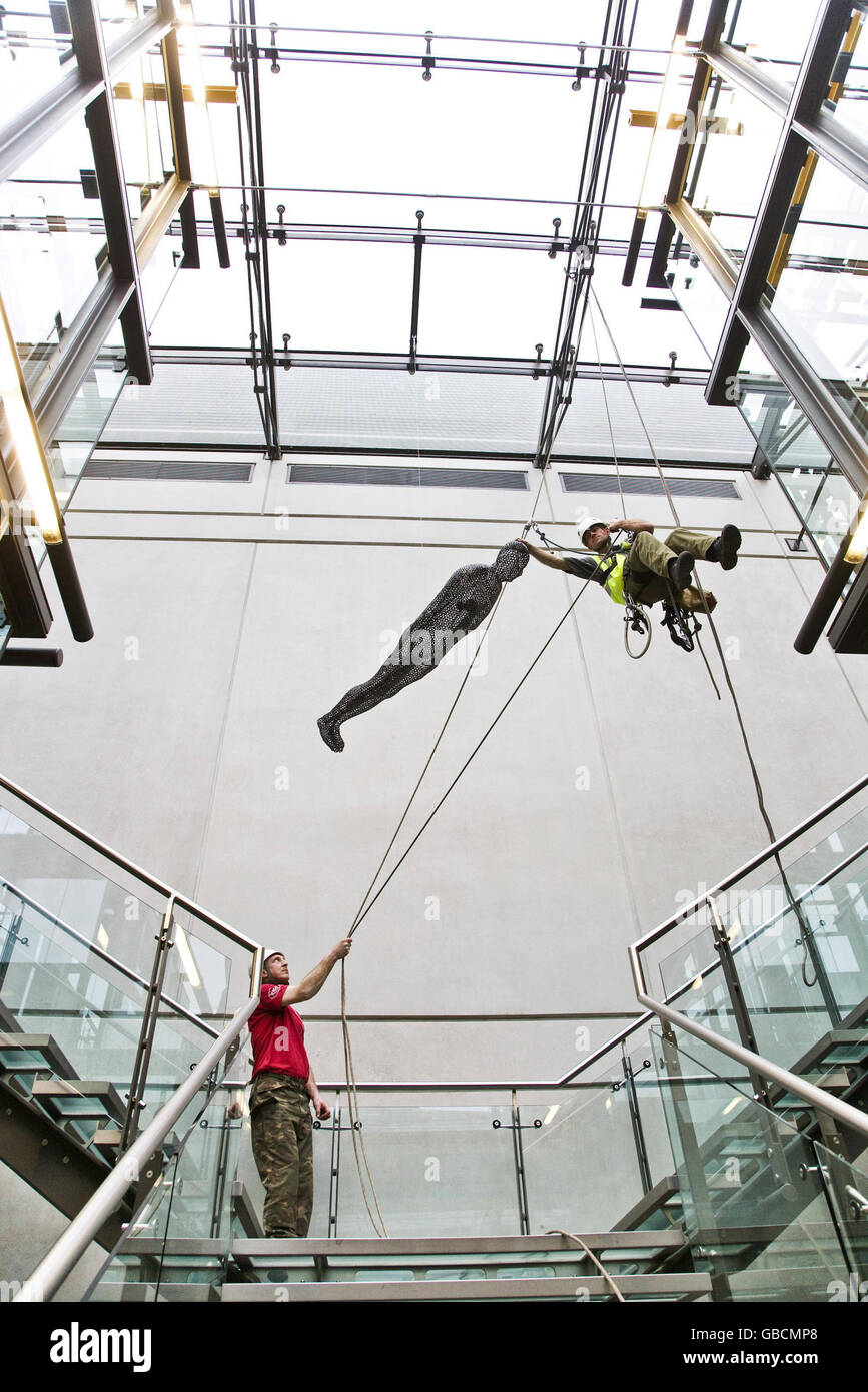 Les abseilers aident à installer une nouvelle sculpture Antony Gormley, Filter (2002), à la Manchester City Art Gallery. Banque D'Images