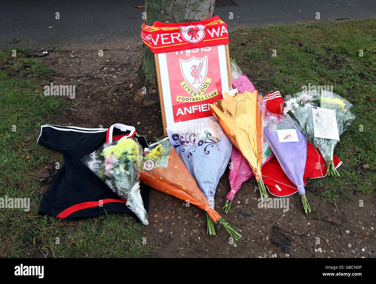 Hommages rendus à Michael Eccles sur la scène où il a été attaqué dimanche. Banque D'Images