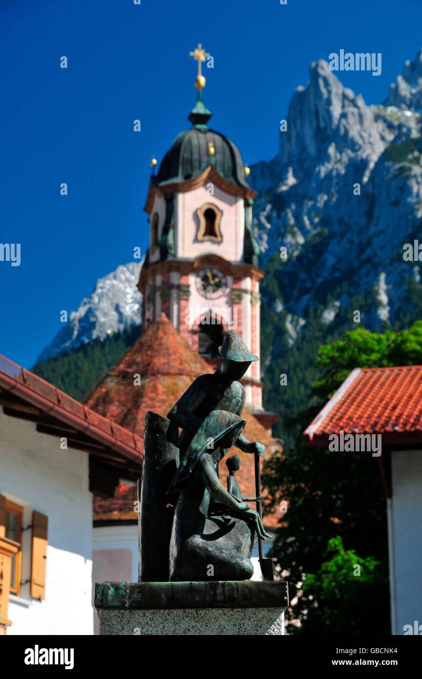 Dorfkirche, Skulptur, Geigenbauort, Isartal, Karwendelgebirge, Mittenwald, Bayern, Deutschland, Werdenfels Banque D'Images