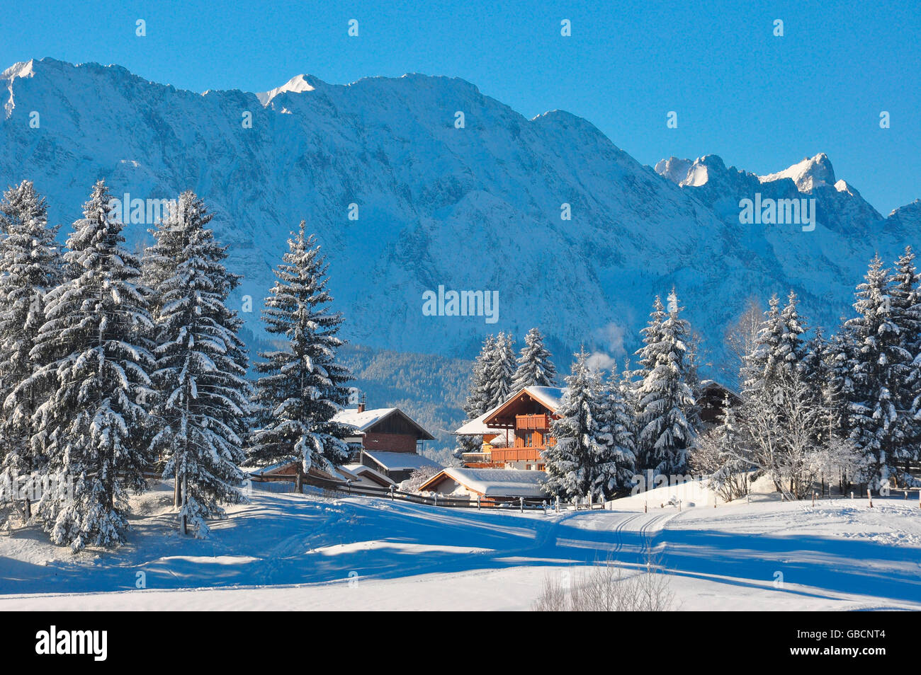 L'hiver, Wohnhaeuser, Karwendelgebirge, Isartal, Bayern, Deutschland, Werdenfels Banque D'Images