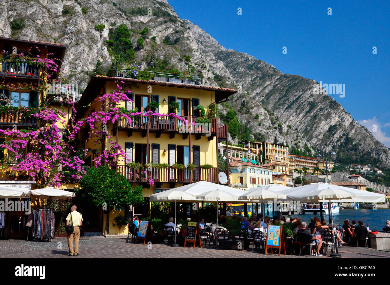 Promenade au bord du lac, cafés, Lake Garda, Limone sul Garda, Lombardie, Italie / Lago di Garda Banque D'Images