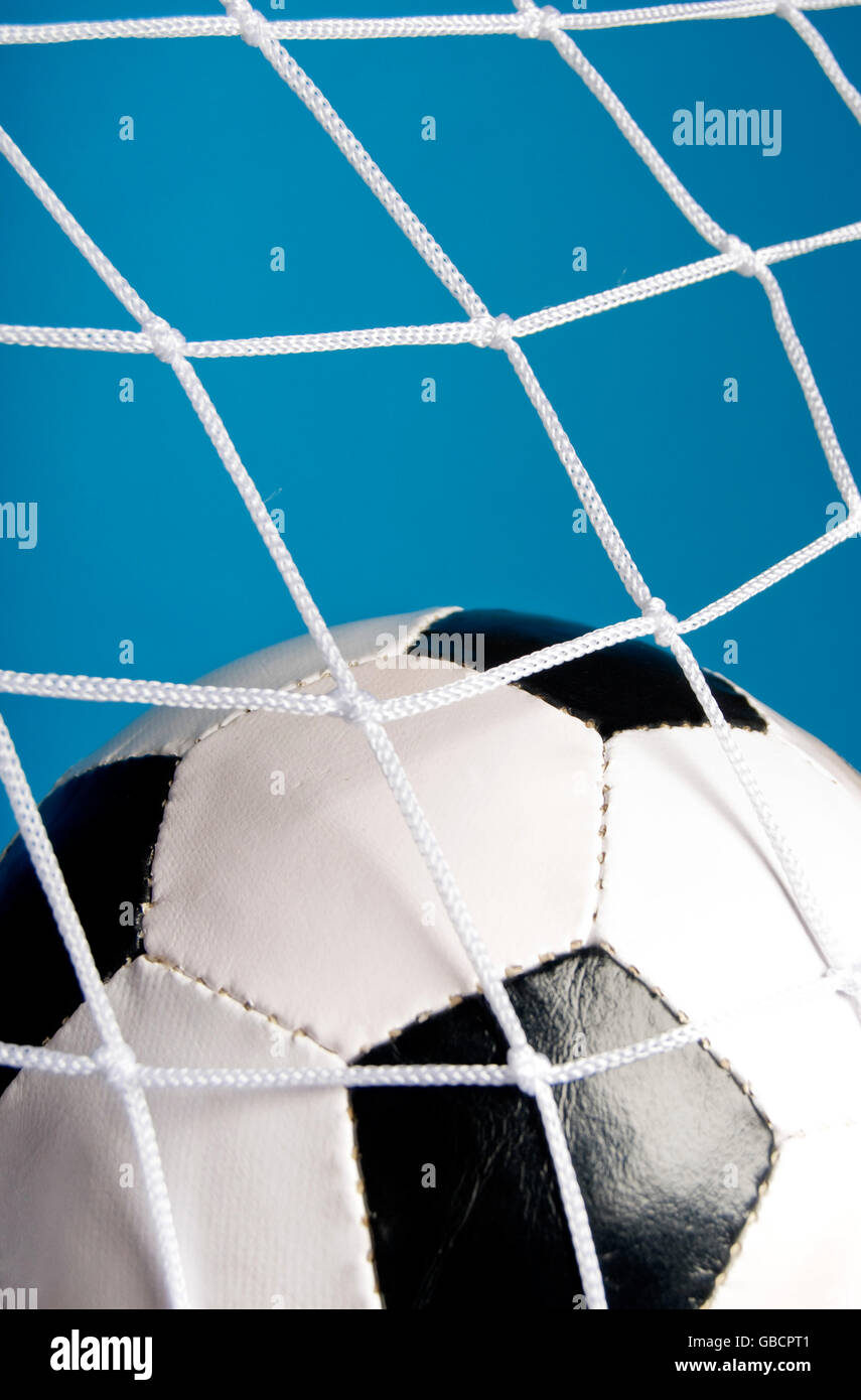 Un ballon de foot dans le filet, concept objectif Banque D'Images