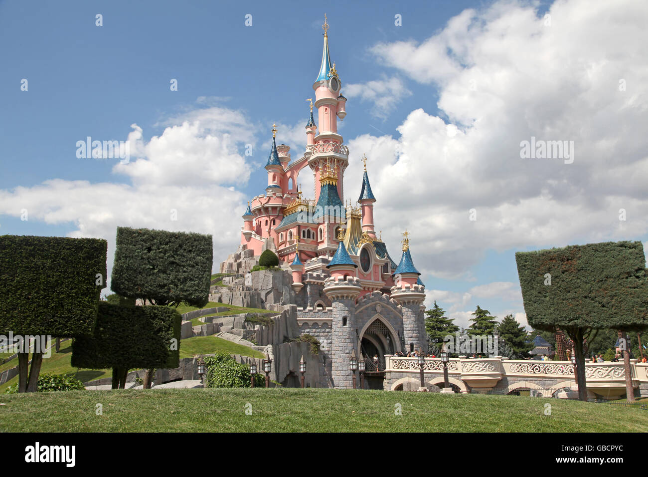 Marne La Vallee, France. Le 1er juillet 2011. Le Château de Disneyland Paris fraîchement peint. Lucy Clark/Alamy Live News Banque D'Images