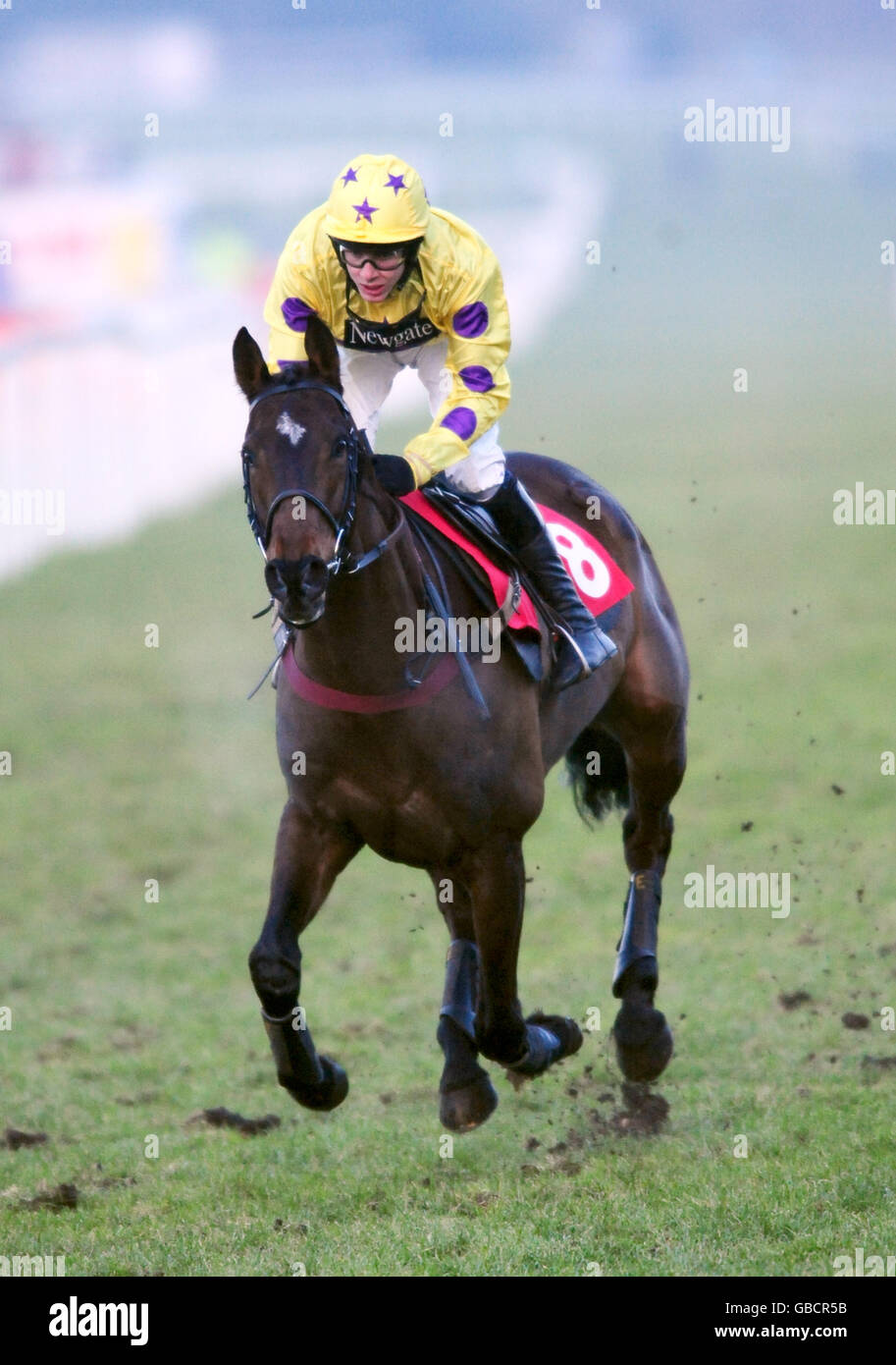 Un Coleman à bord de Lorient Express remporte la dernière course, le totesport 0800 221 221 handicap Steeple Chase au parc Sandown. Banque D'Images