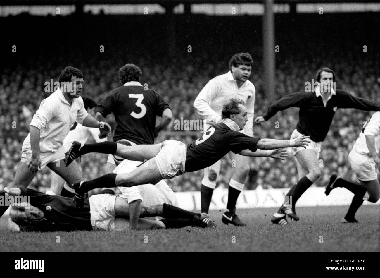 Rugby Union - Championnat des cinq nations - Angleterre / Ecosse.Iain Hunter, en Écosse, libère le ballon sur son dos. Banque D'Images