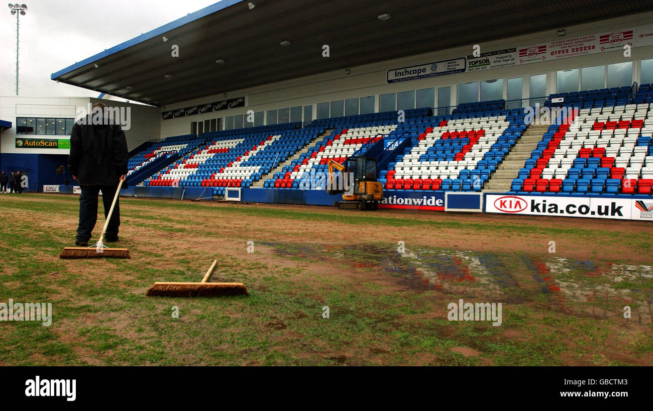 Un responsable du terrain au stade Bucks Head de Telford United part Le pas après l'arbitre a appelé AXA FA Une deuxième fois, attachez la quatrième cravate ronde contre le mur de Millwall Banque D'Images